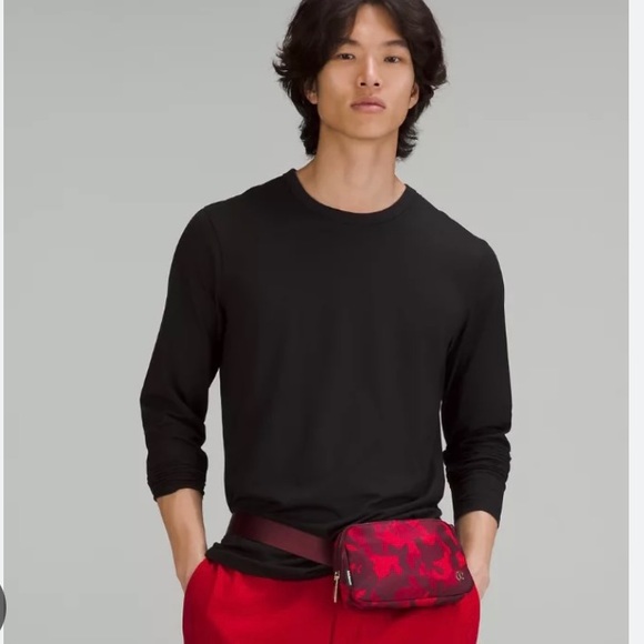 Lululemon Everywhere Belt Bag Lunar Year Red Rabbits 1L - Picture 5 of 12